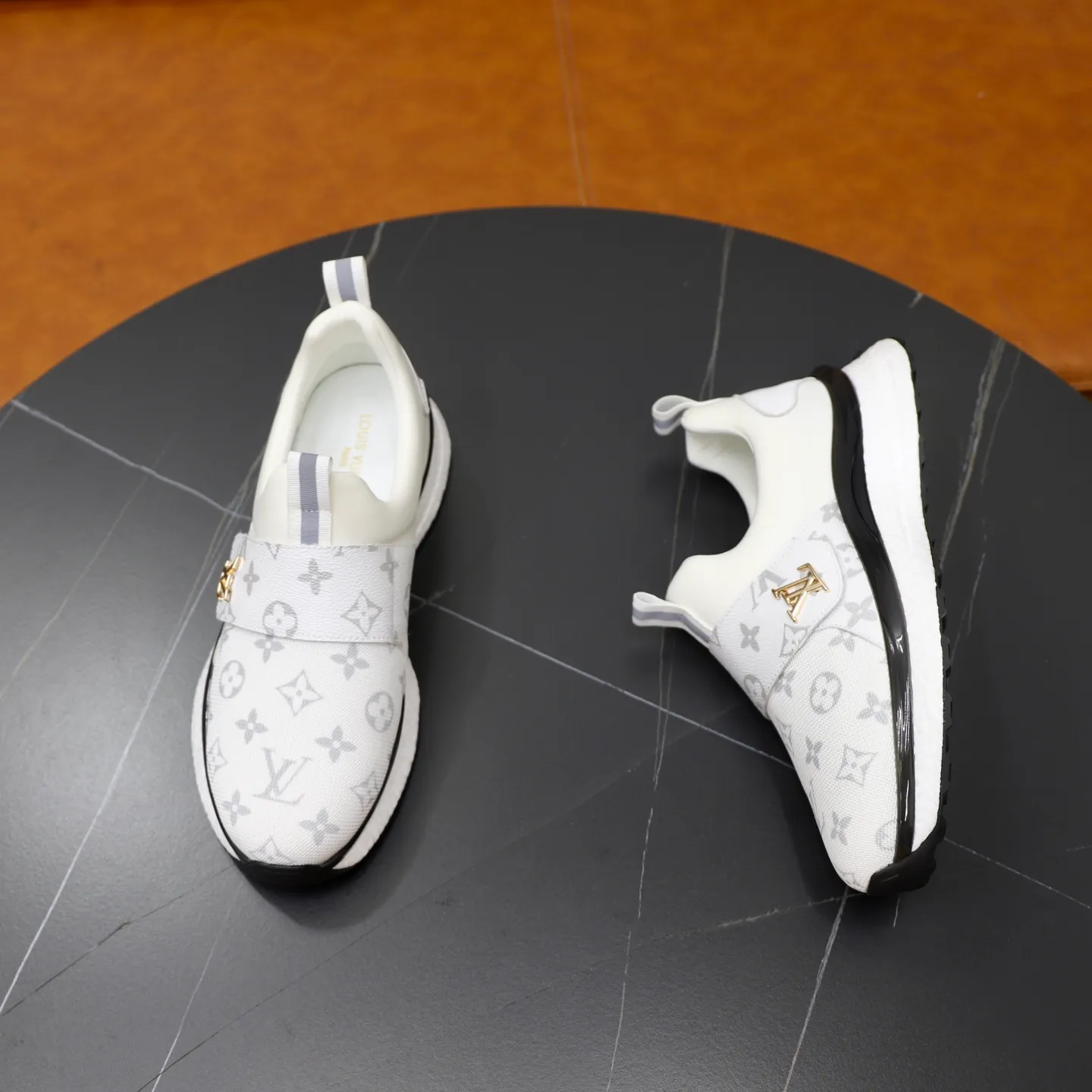 Ex-factory price: 442💰🙅‍♂️🙅‍♂️🙅‍♂️ Brand: GUCCI Standard code: 38-44 (45 customized) Grade: Same as the official website Material: Original leather splicing, comfortable and breathable lining, original wear-resistant outsole Style category: Men's fashionable casual shoes, running shoes, noble luxury brand elements, top luxury Color: actual picture color